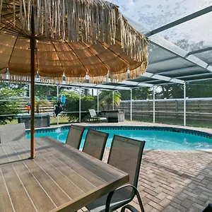  Holiday home Spacious Modern House. Private Heated Pool And